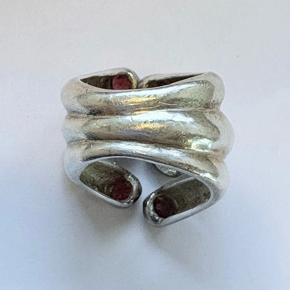 Sterling silver and garnet ring - missing a stone